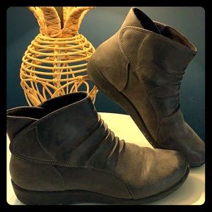 Clark’s size 10 gray ankle booties